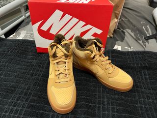 Zapatillas Nike Borreguito Beige/Marrón