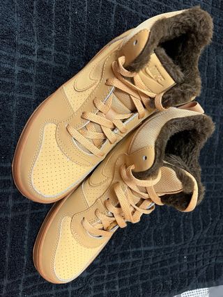 Zapatillas Nike Borreguito Beige/Marrón