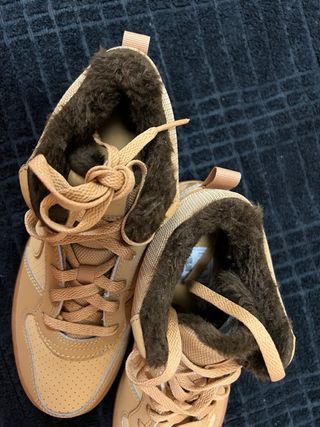 Zapatillas Nike Borreguito Beige/Marrón