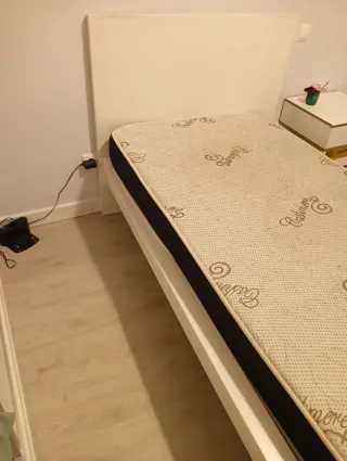 Cama individual y mesita de noche.