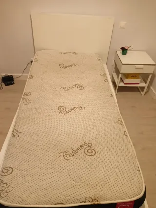 Cama individual y mesita de noche.