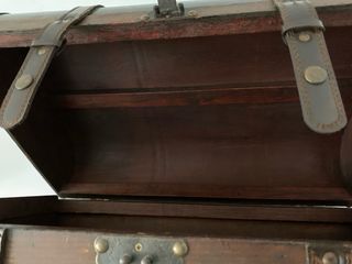 Cofre antiguo de cuero y madera