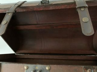 Cofre antiguo de cuero y madera