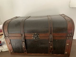 Cofre antiguo de cuero y madera