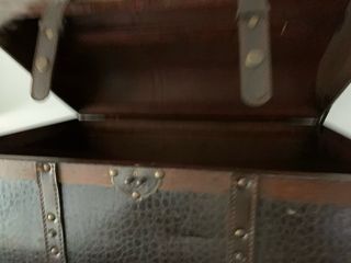 Cofre antiguo de cuero y madera