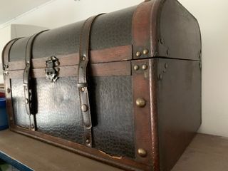 Cofre antiguo de cuero y madera