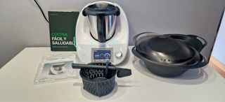 Thermomix TM5 con accesorios y vaso extra