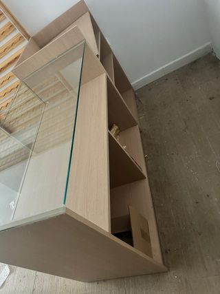 Mostrador de tienda de madera y cristal