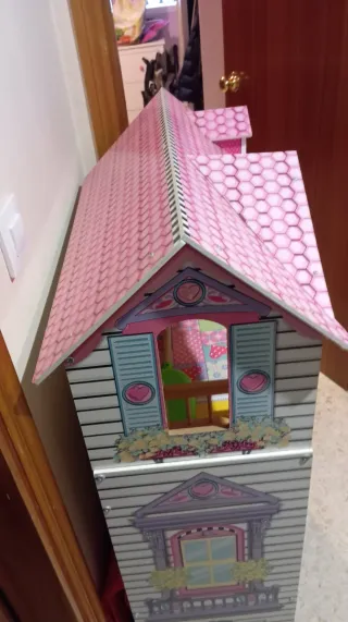 Casa de muñecas de madera