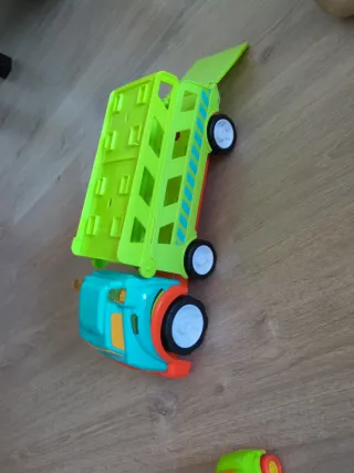 Camión con sonidos para niños pequeños con 2 coche