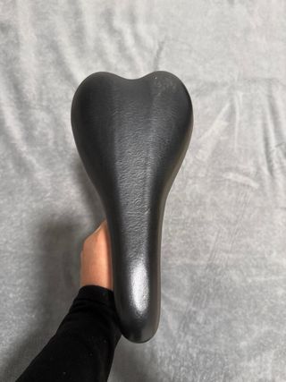 Sillín de bicicleta negro con luz