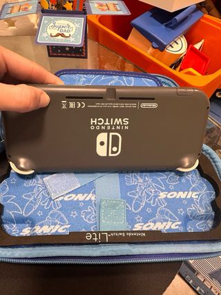 Nintendo Switch Lite Grigia con custodia Sonic