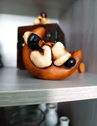 Pulcinella sulla luna 'Vitulli' terracotta