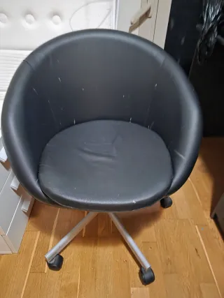 Silla giratoria negra