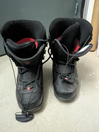 Botas de Snowboard Negras y Rojas