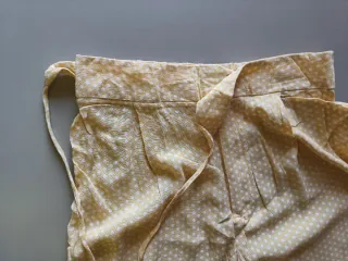 Pantalón amarillo con topos