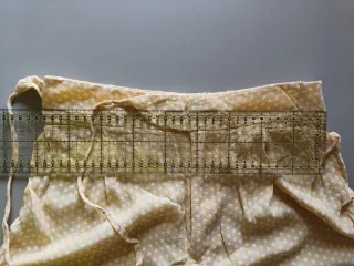 Pantalón amarillo con topos