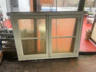 Ventana antigua madera cristal opaco