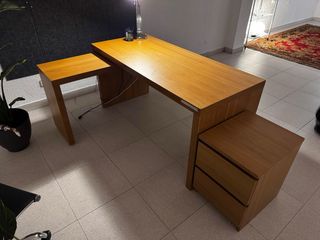 Escritorio con cajonera