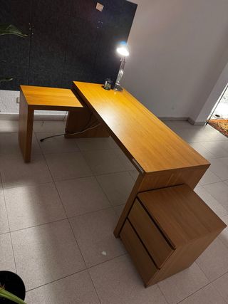 Escritorio con cajonera