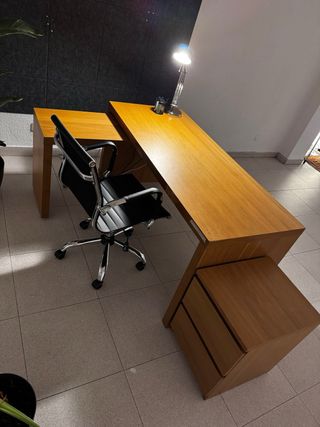 Escritorio con cajonera