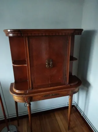 Armario de madera con espejo