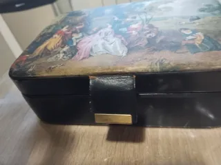 Caja antigua decorada defecto en cierre