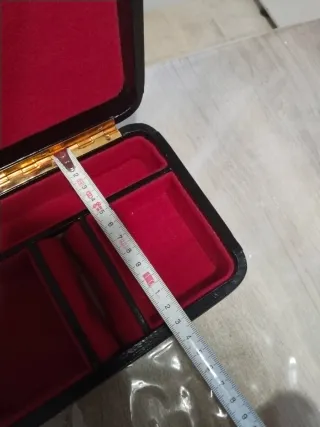 Caja antigua decorada defecto en cierre