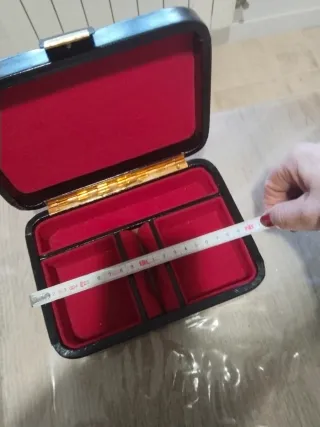 Caja antigua decorada defecto en cierre