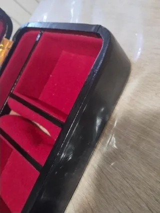 Caja antigua decorada defecto en cierre