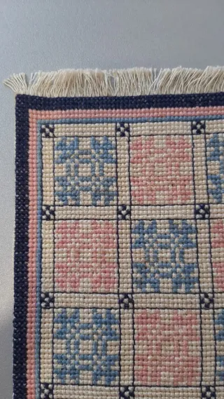 Alfombra casa muñecas punto de cruz 11x21 cm