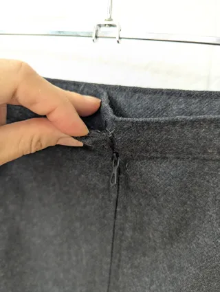 Falda gris por encima de la rodilla