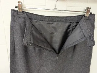 Falda gris por encima de la rodilla