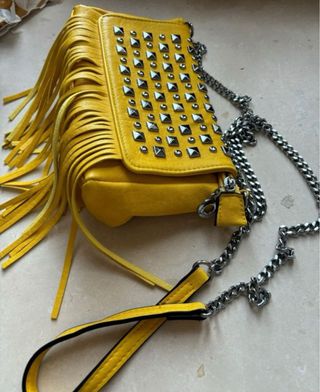 Borsa gialla con borchie e frange