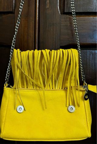 Borsa gialla con borchie e frange