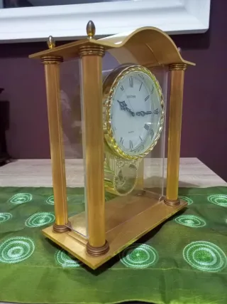 Reloj Clásico Dorado marca "Rhythm"