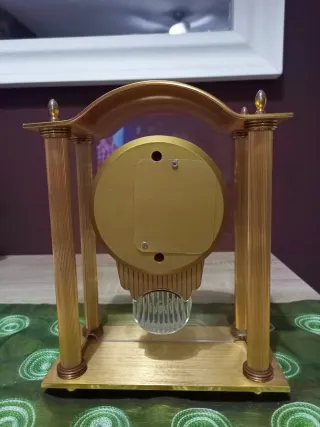 Reloj Clásico Dorado marca "Rhythm"