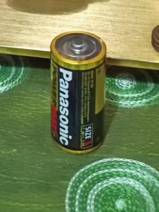 Reloj Clásico Dorado marca "Rhythm"