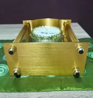 Reloj Clásico Dorado marca "Rhythm"