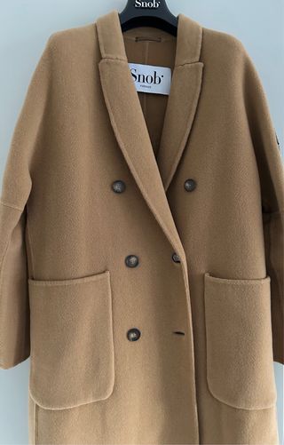 Cappotto con pelliccia e scritte