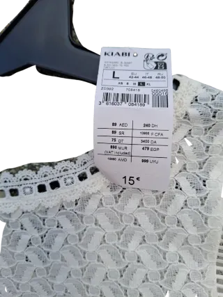 Blusa de encaje blanca y gris