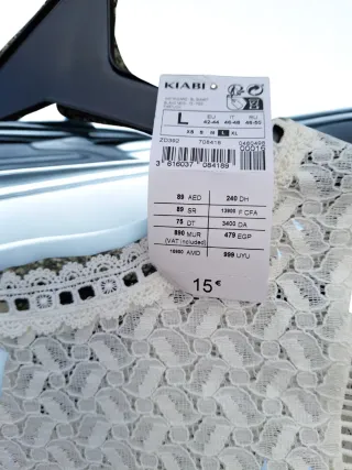 Blusa de encaje blanca y gris