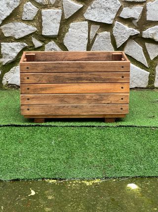 Fioriera rialzata in legno