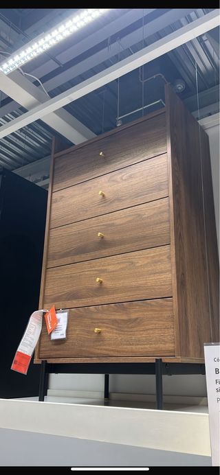 Cómoda de madera con patas metálicas