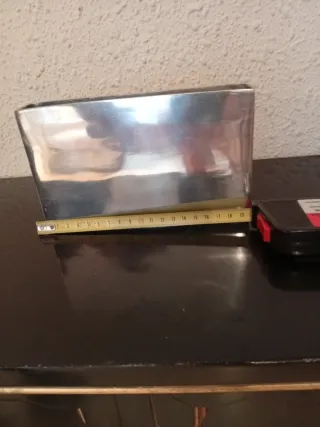 Jarrón metálico plateado.