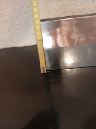 Jarrón metálico plateado.