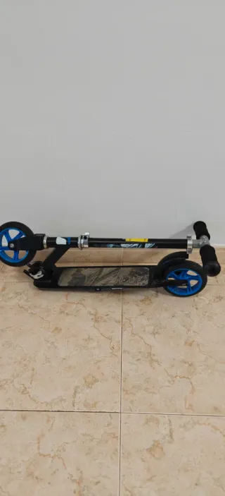 Patinete infantil con ruedas azules