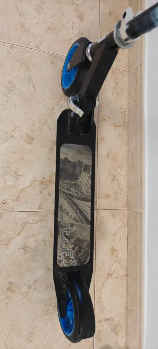 Patinete infantil con ruedas azules