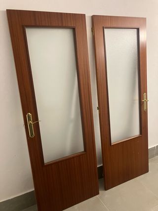 Puerta de madera con cristal