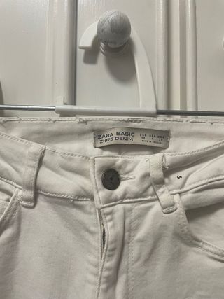 Pantalón blanco Zara Talla 36 con franja lateral